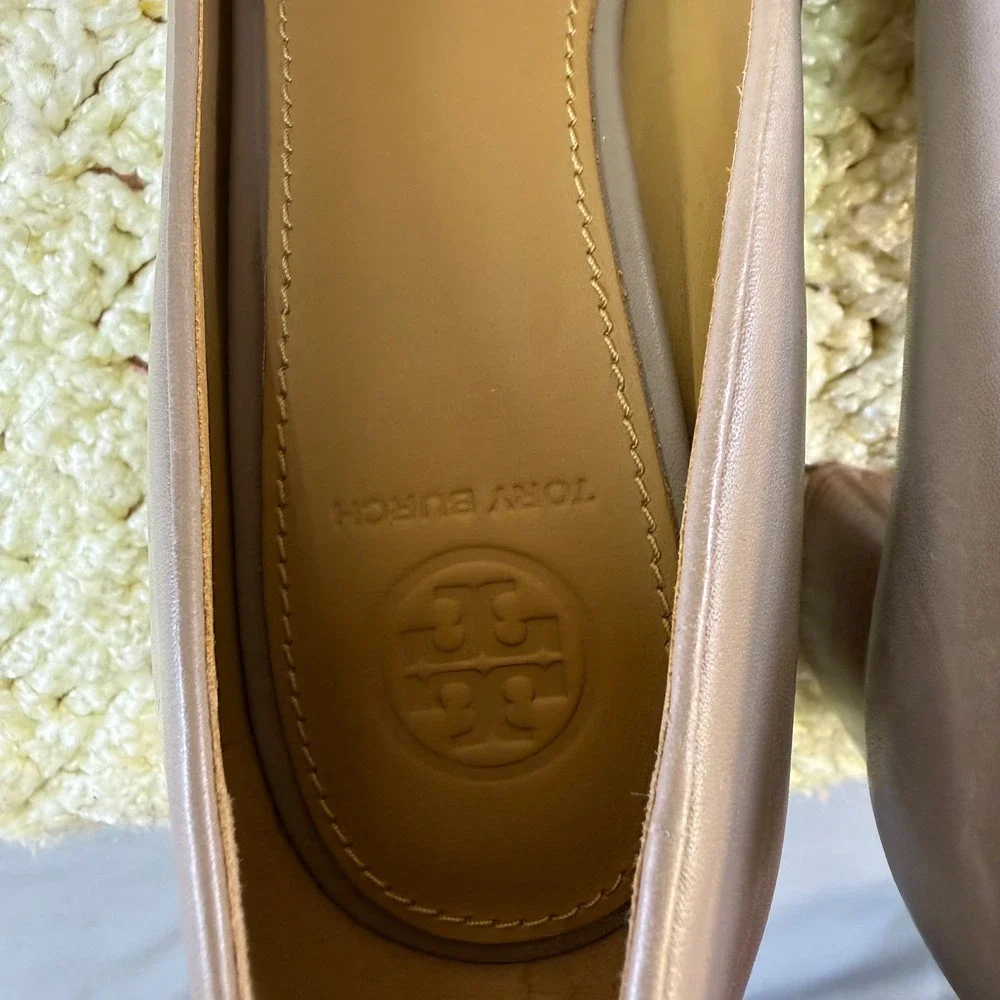 Tory Burch Chelsea Taupe Leather Block Heel Pumps Gold Logo Medallion Size 6 - Picture 5 of 16